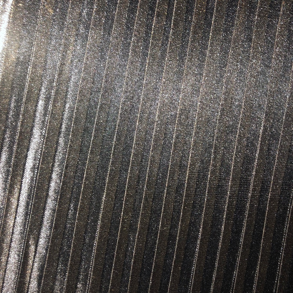 Gold and Black pleated metallic skirt - Picture 2 of 7